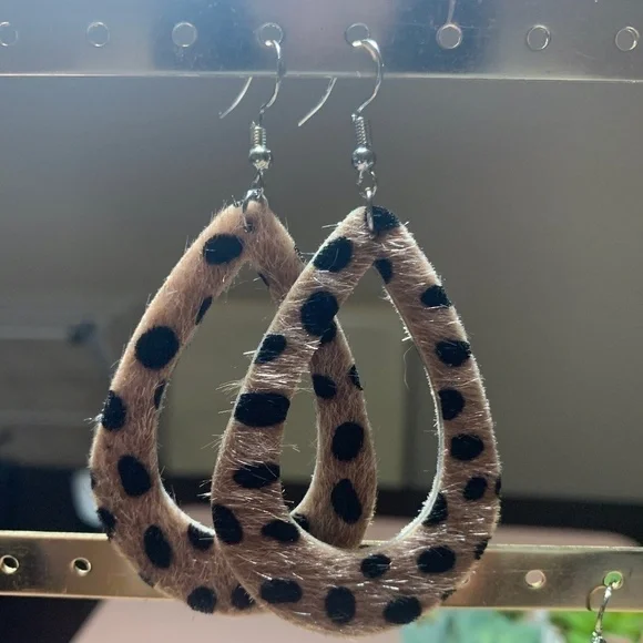 𝅺SALE💚 any 3 for $18 💚  Dark Leopard Cheetah Teardrop Earrings Drop - Picture 2 of 3